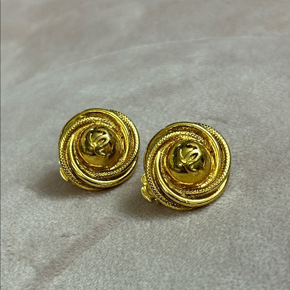 Chanel Vintage Gold-Tone Swirl Clip-On Earrings
